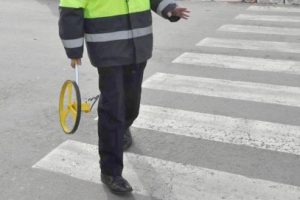 Femeie lovită de maşină pe trecerea de pietoni